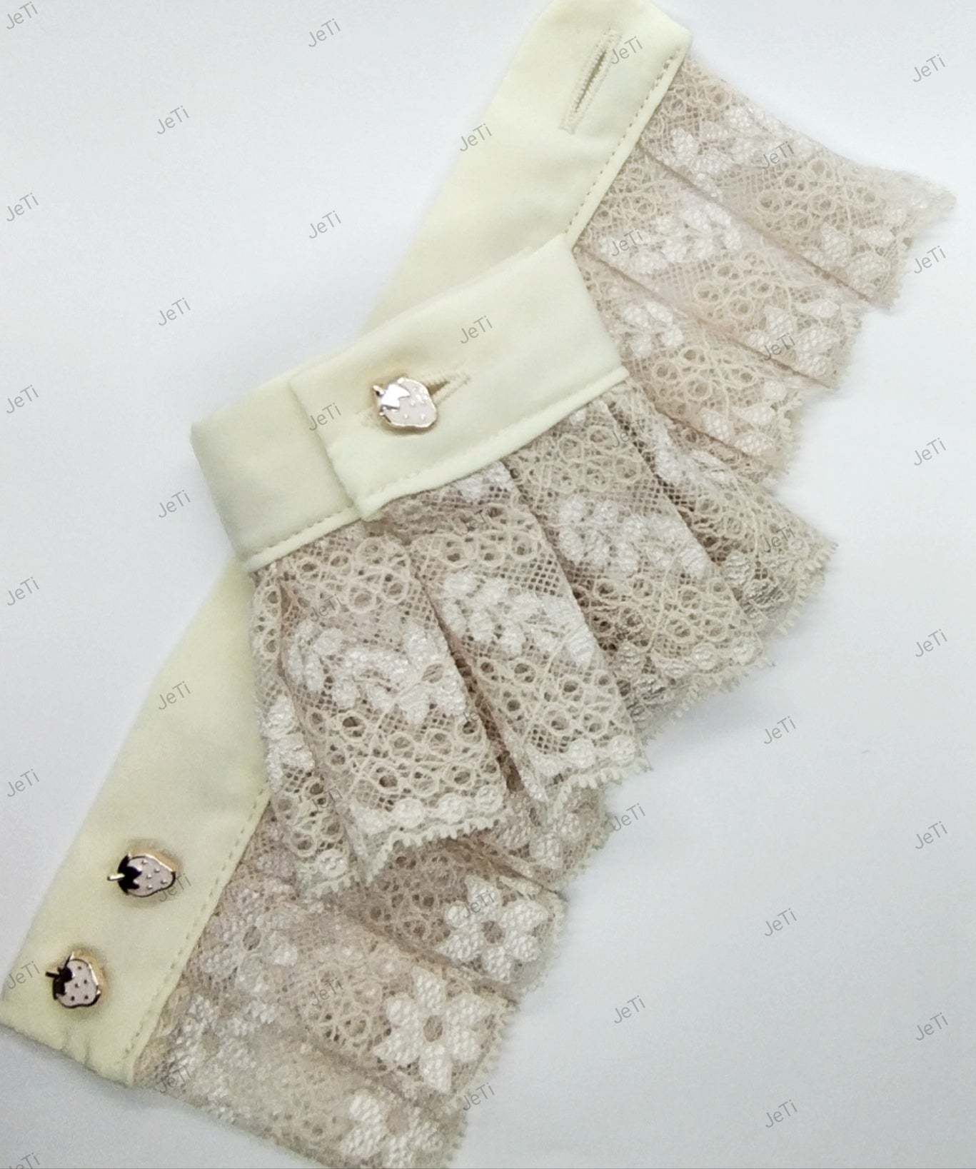 Strawberry crean lace cuffs